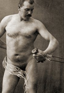 Macho nu segurando a alça de uma máquina de cabo, c.1910 (foto sépia)